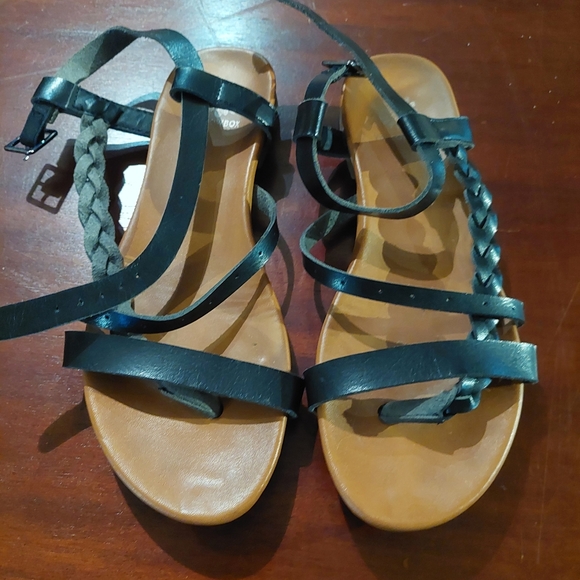 Sandles - Picture 2 of 3